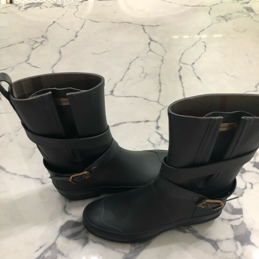Burberry rain boots - size 7